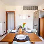 10 Min From Arena And Free Parking *