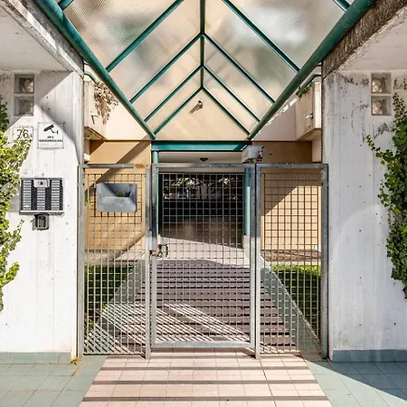 10 Min From Arena And Free Parking *